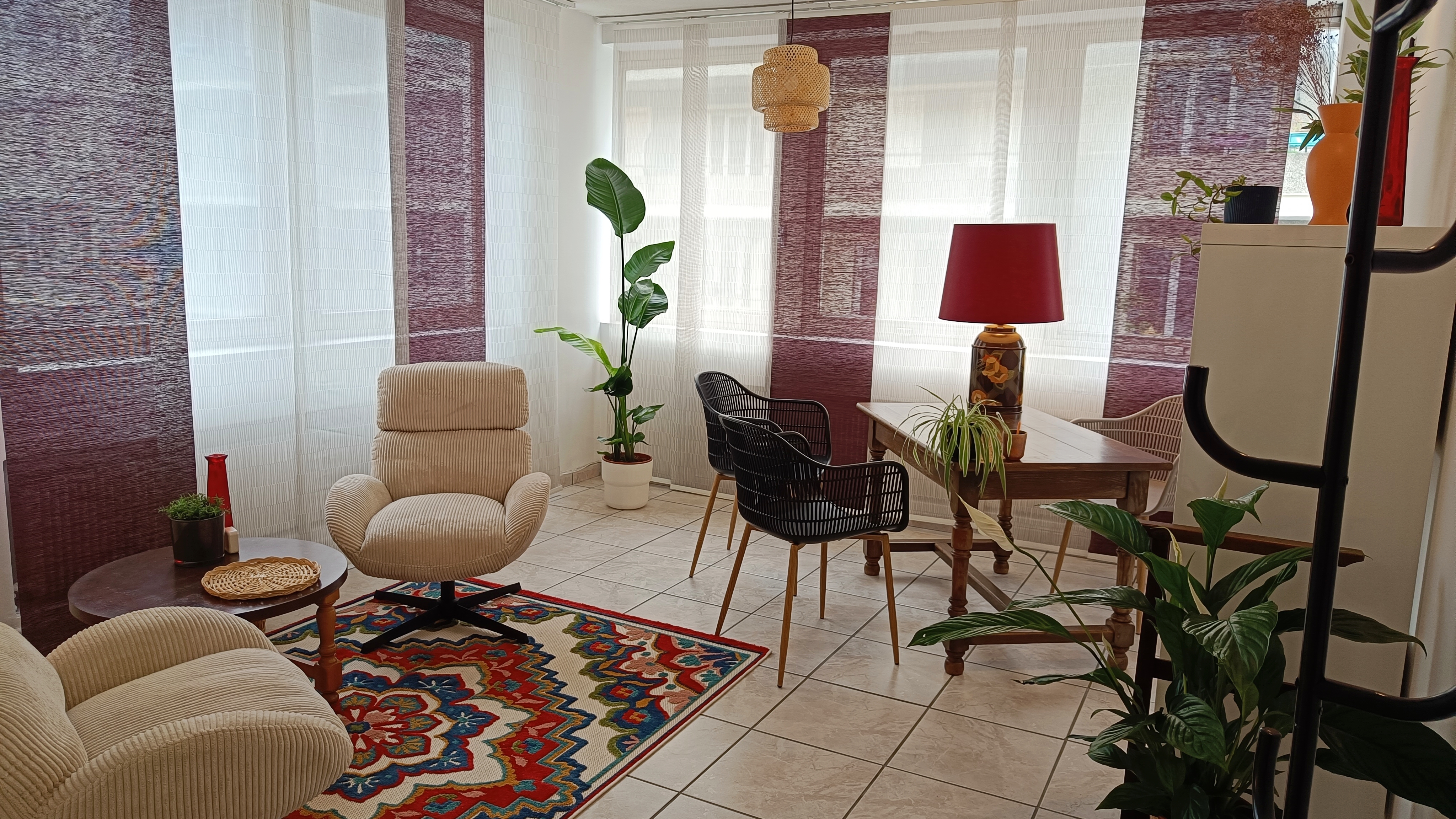 Une photo de l'intérieur du cabinet.
